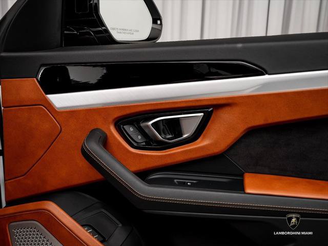 Used 2022 Lamborghini Urus AWD/4WD image 38