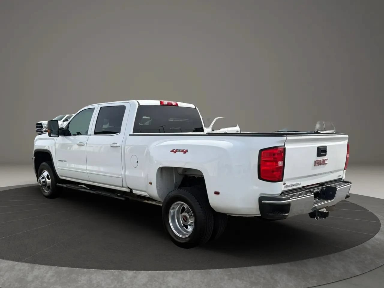 Used 2019 GMC Sierra 3500 SLE w/ SLE Preferred Package AWD/4WD image 3