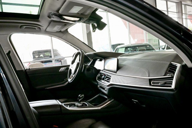 Used 2022 BMW X7 xDrive40i w/ Premium Package image 32