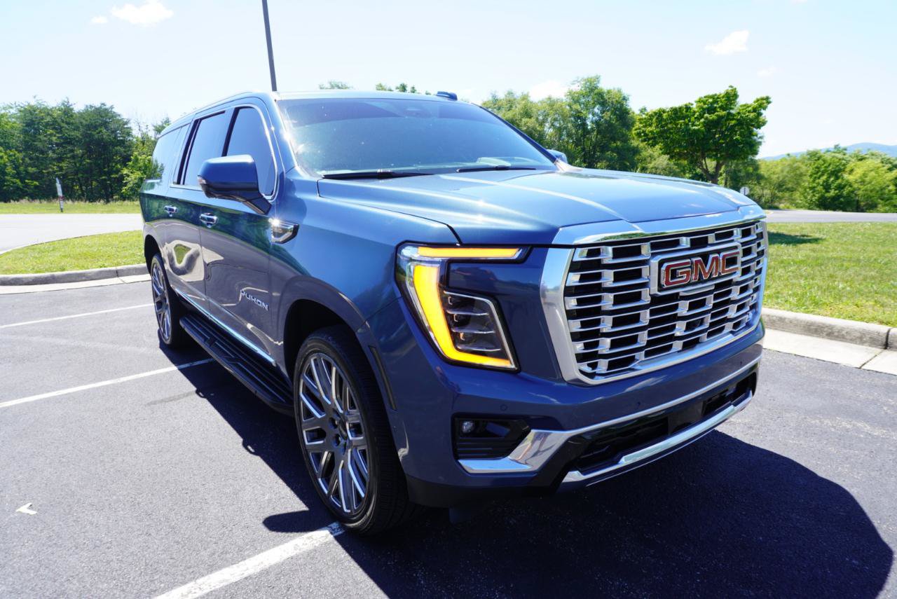 Used 2026 GMC Yukon XL Elevation w/ Elevation Premium Package AWD/4WD image 3
