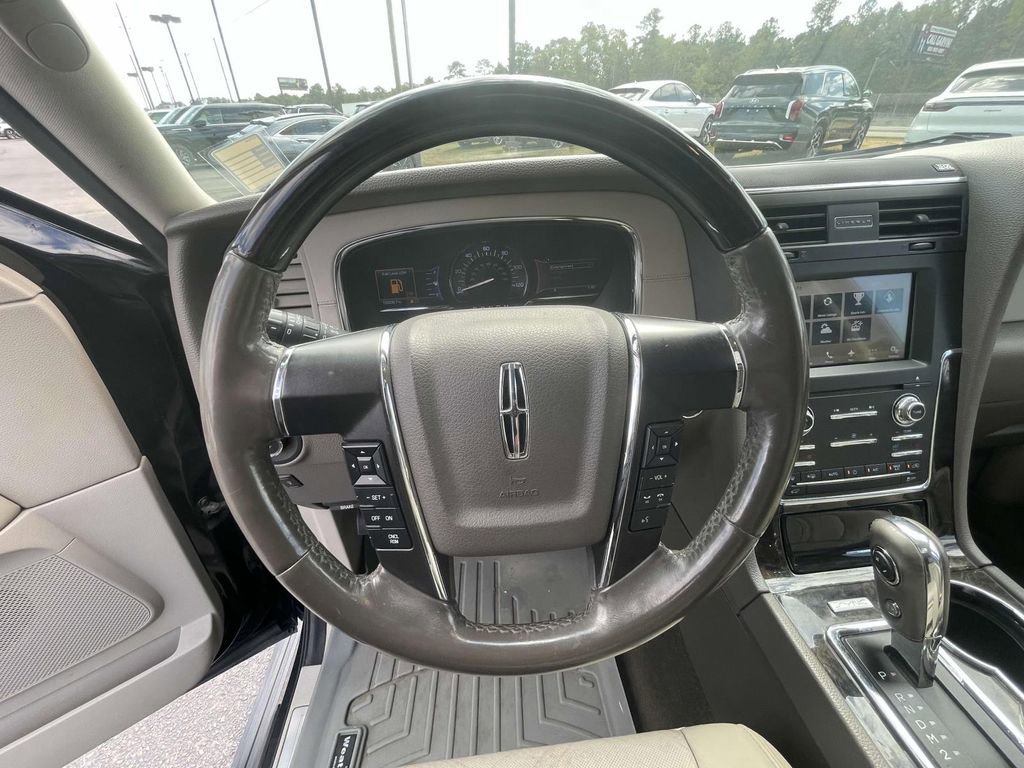 Used 2017 Lincoln Navigator Select image 19