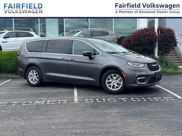 Used 2023 Chrysler Pacifica Touring-L FWD image 1