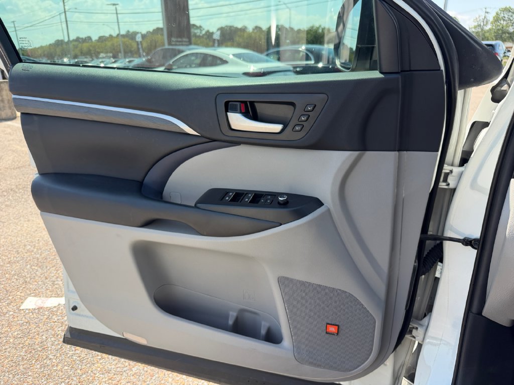 Used 2019 Toyota Highlander Limited FWD image 21