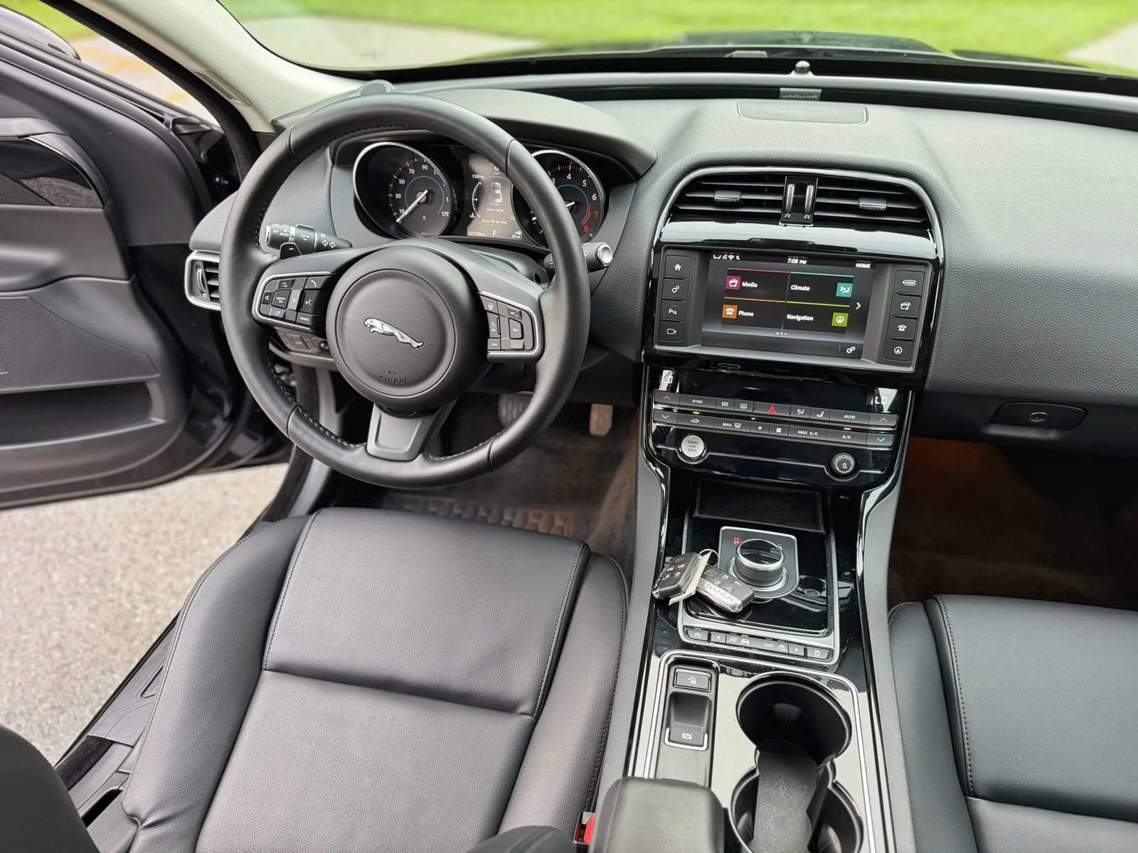 Used 2017 Jaguar XE Premium AWD/4WD image 29