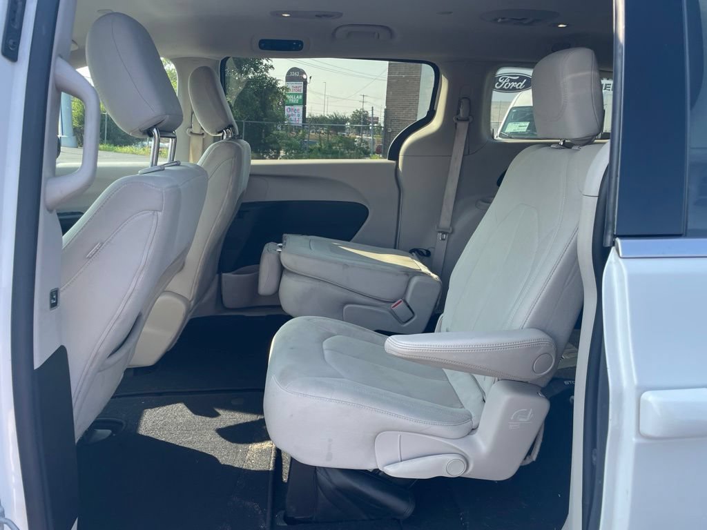 Used 2017 Chrysler Pacifica Touring w/ Tire & Wheel Group FWD image 10