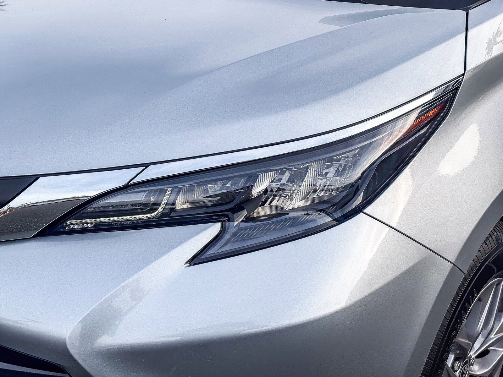 Used 2025 Toyota Sienna XLE image 10