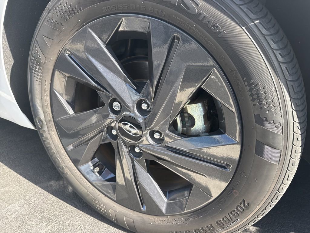 Used 2022 Hyundai Elantra Blue FWD image 12