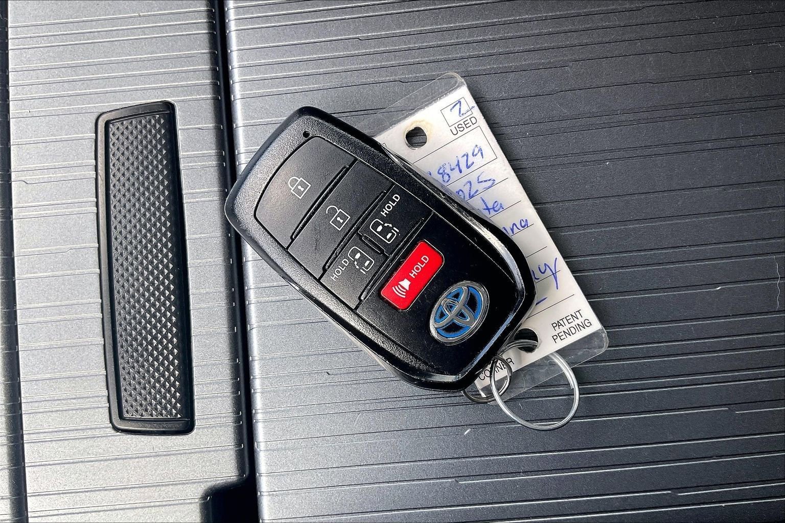 Used 2025 Toyota Sienna LE FWD image 24