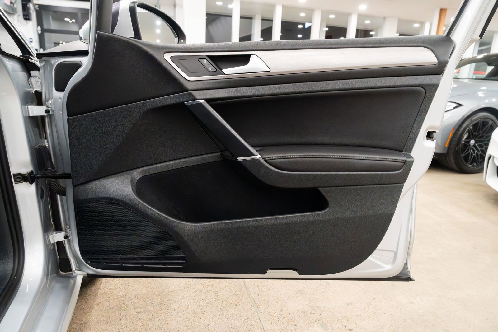 Used 2016 Volkswagen Golf SE image 21