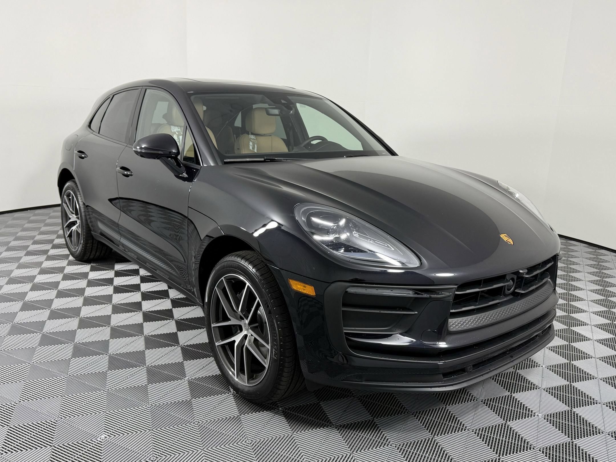 Certified 2026 Porsche Macan AWD/4WD image 7