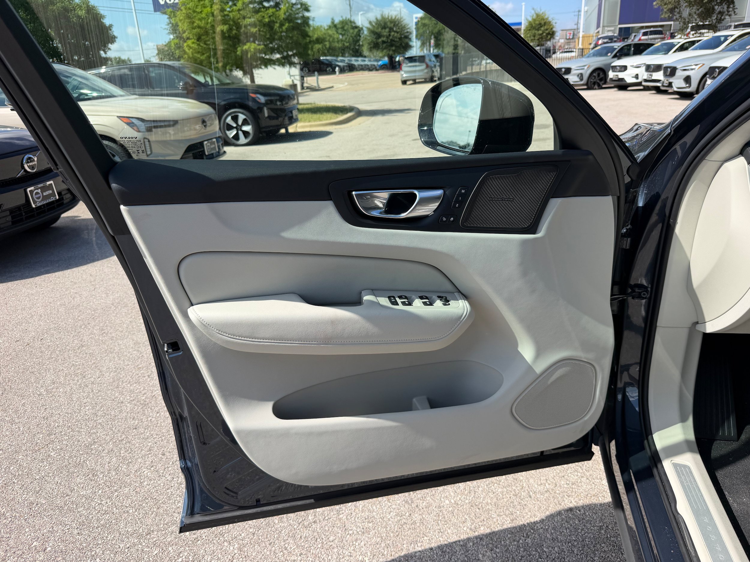 New 2026 Volvo XC60 T8 Ultra w/ Climate Package AWD/4WD image 17