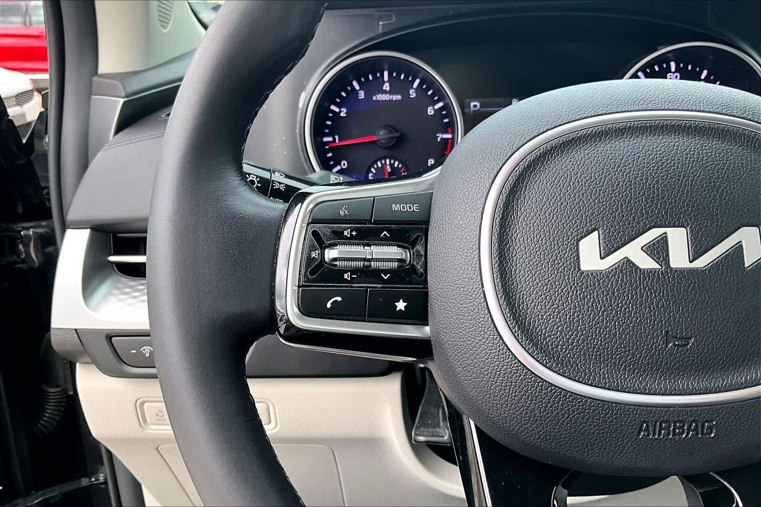 Certified 2023 Kia Carnival LX FWD image 22
