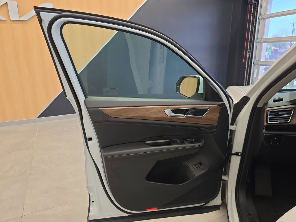 Used 2025 Volkswagen Atlas SE FWD image 14