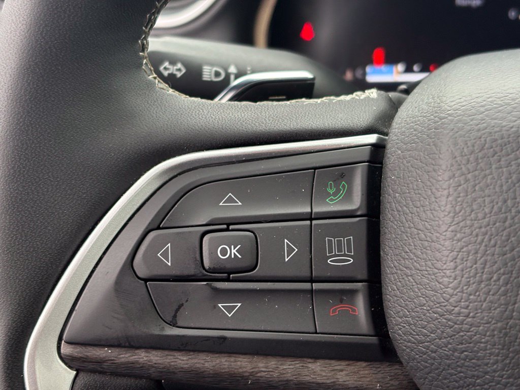 Used 2025 Jeep Grand Cherokee Limited AWD/4WD image 19