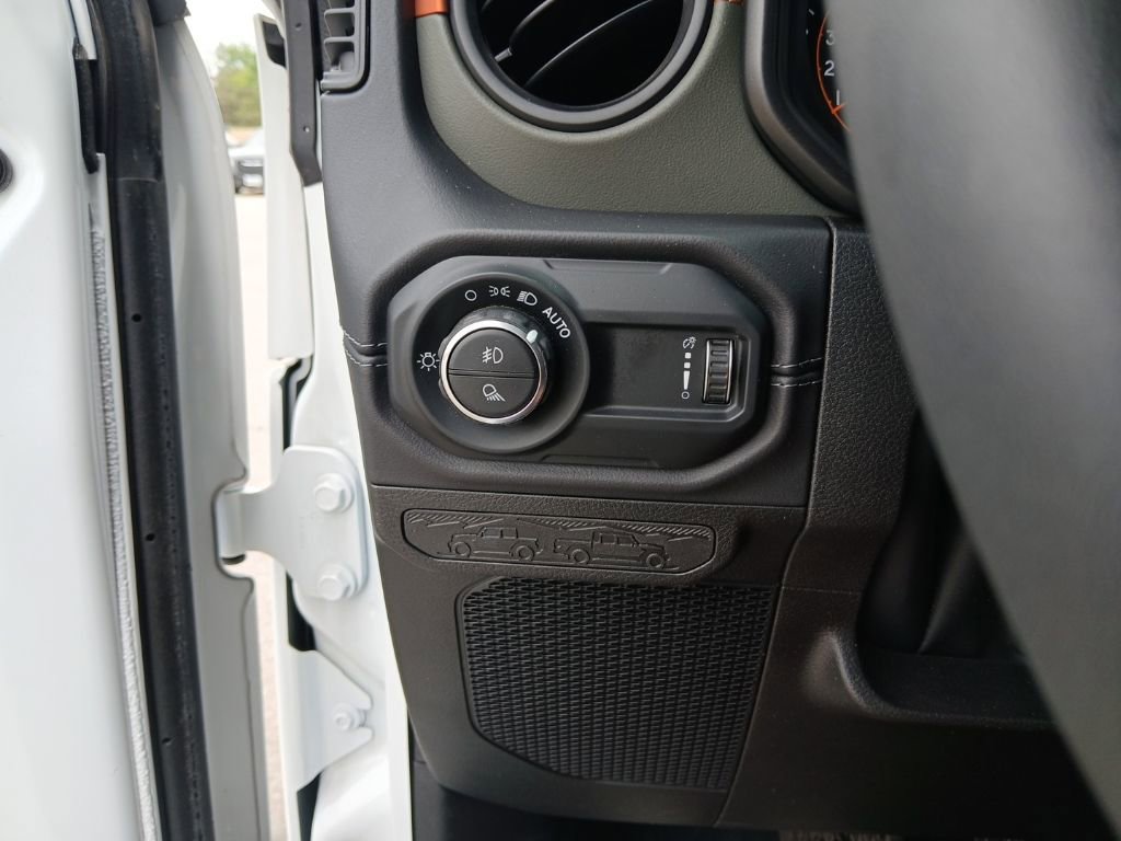 Used 2025 Jeep Gladiator Mojave w/ Convenience Group image 13