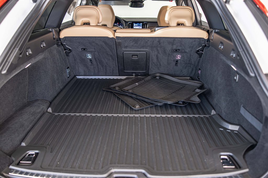 Used 2023 Volvo V90 B6 Cross Country Ultimate w/ Climate Package image 17