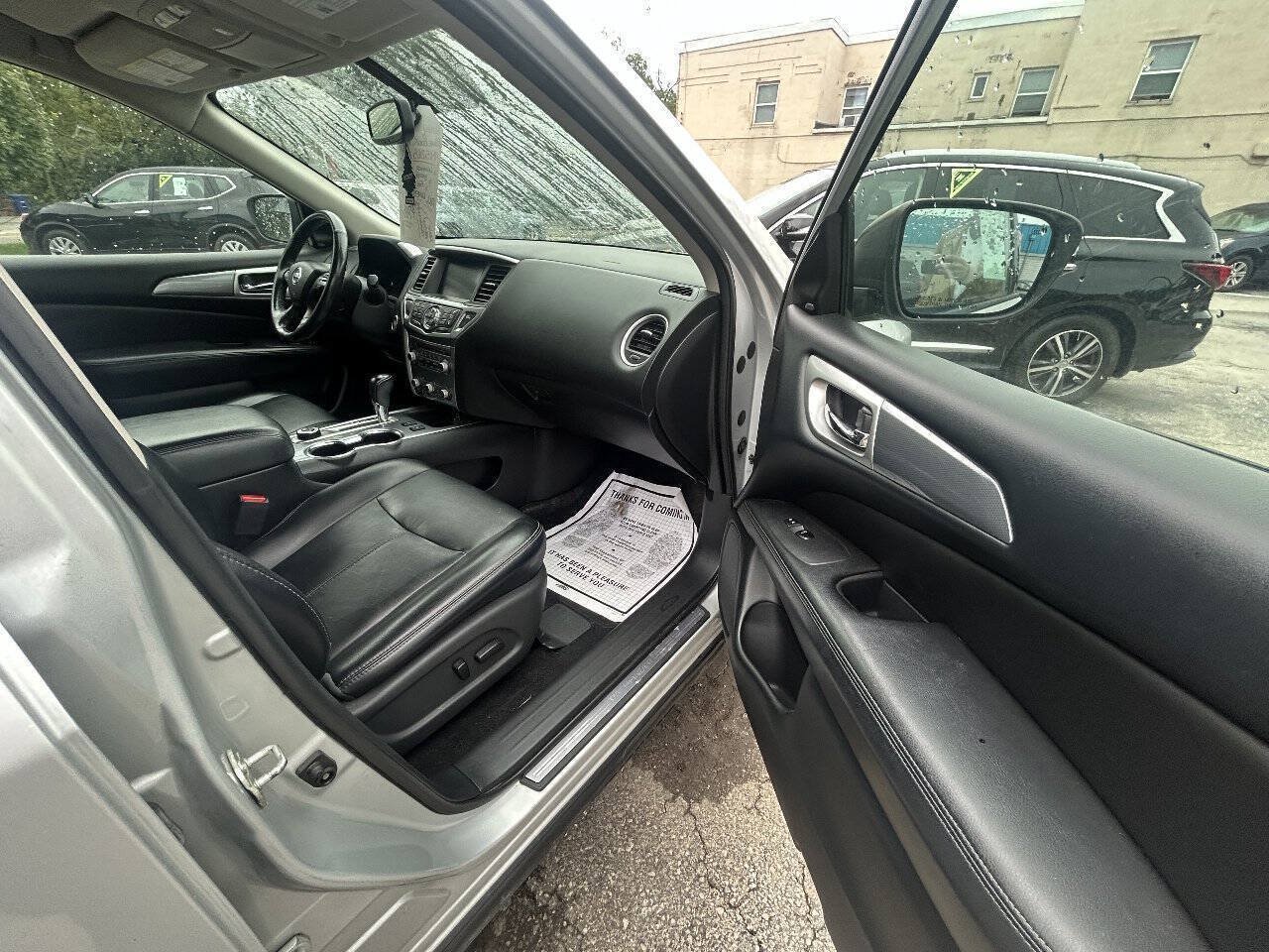 Used 2019 Nissan Pathfinder SL AWD/4WD image 10