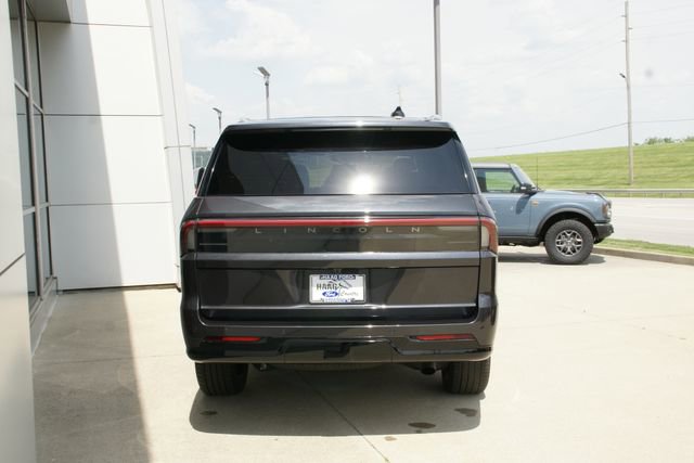 Used 2025 Lincoln Navigator Reserve AWD/4WD image 4