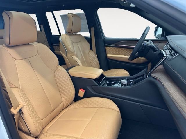 Used 2024 Jeep Grand Cherokee Summit w/ Luxury Tech Group V image 16