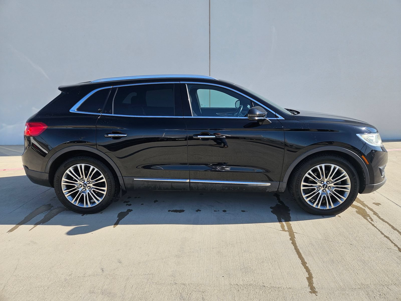 Used 2016 Lincoln MKX Reserve w/ Climate Package FWD image 2