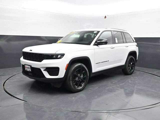 Used 2025 Jeep Grand Cherokee Altitude AWD/4WD image 4