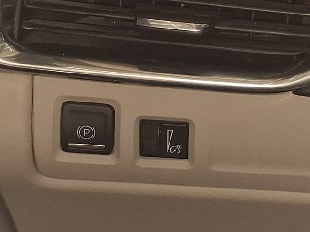 Used 2023 Cadillac XT4 Luxury w/ Cold Weather Package FWD image 35