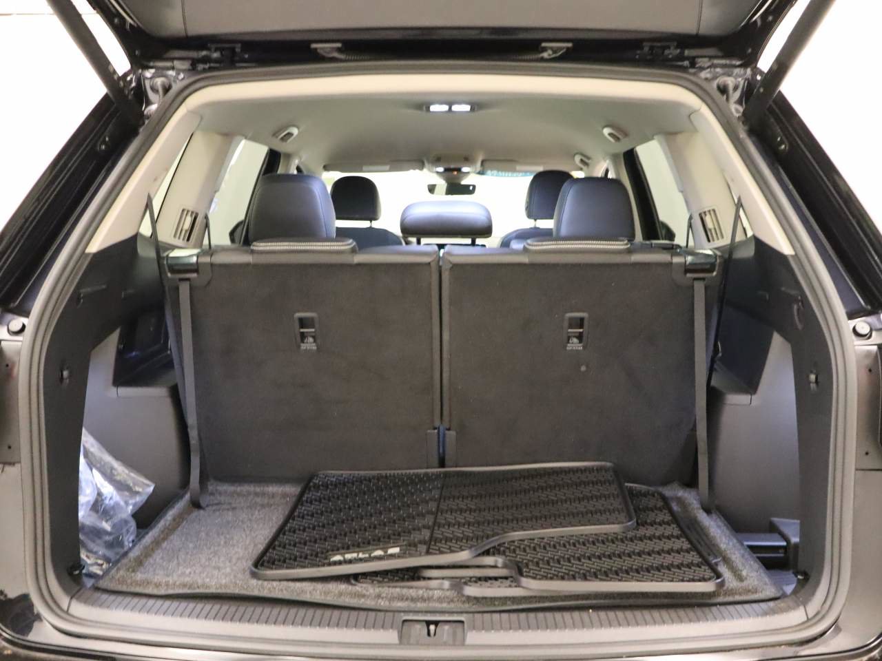 Certified 2026 Volkswagen Atlas SE w/ Black Wheel Package FWD image 8
