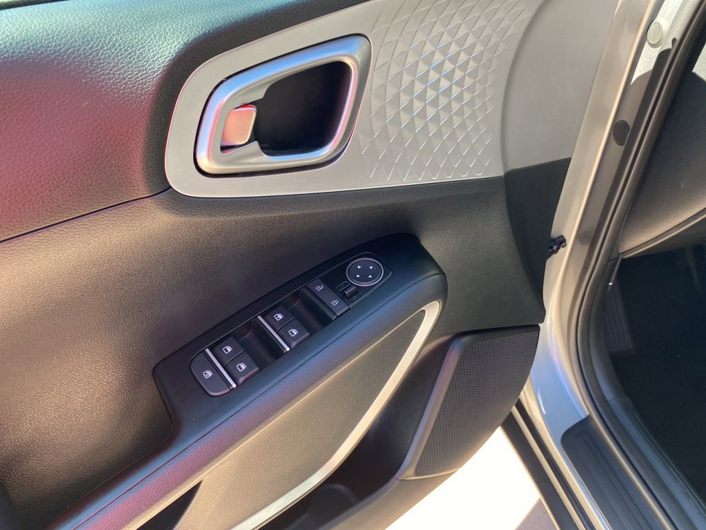Certified 2025 Kia Soul LX image 18