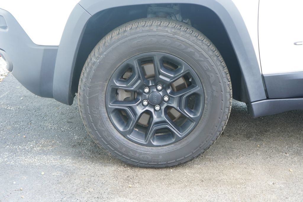 Used 2019 Jeep Cherokee Trailhawk w/ Cold Weather Group AWD/4WD image 6