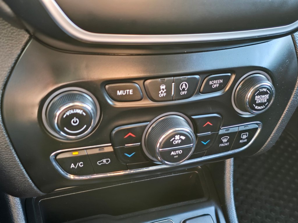 Used 2019 Jeep Cherokee Latitude Plus AWD/4WD image 11