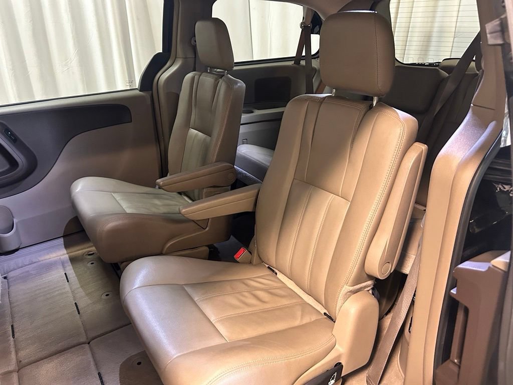 Used 2016 Chrysler Town & Country Touring FWD image 19