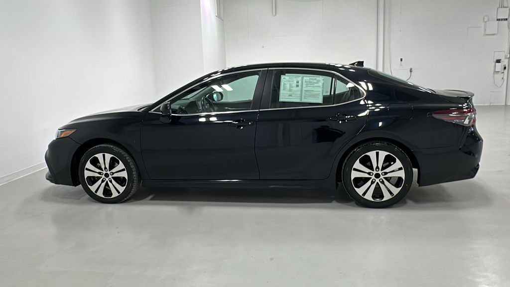 Used 2021 Toyota Camry SE image 3