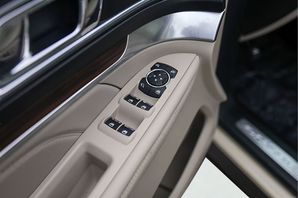 Used 2018 Ford Explorer Limited w/ Equipment Group 301A FWD image 25