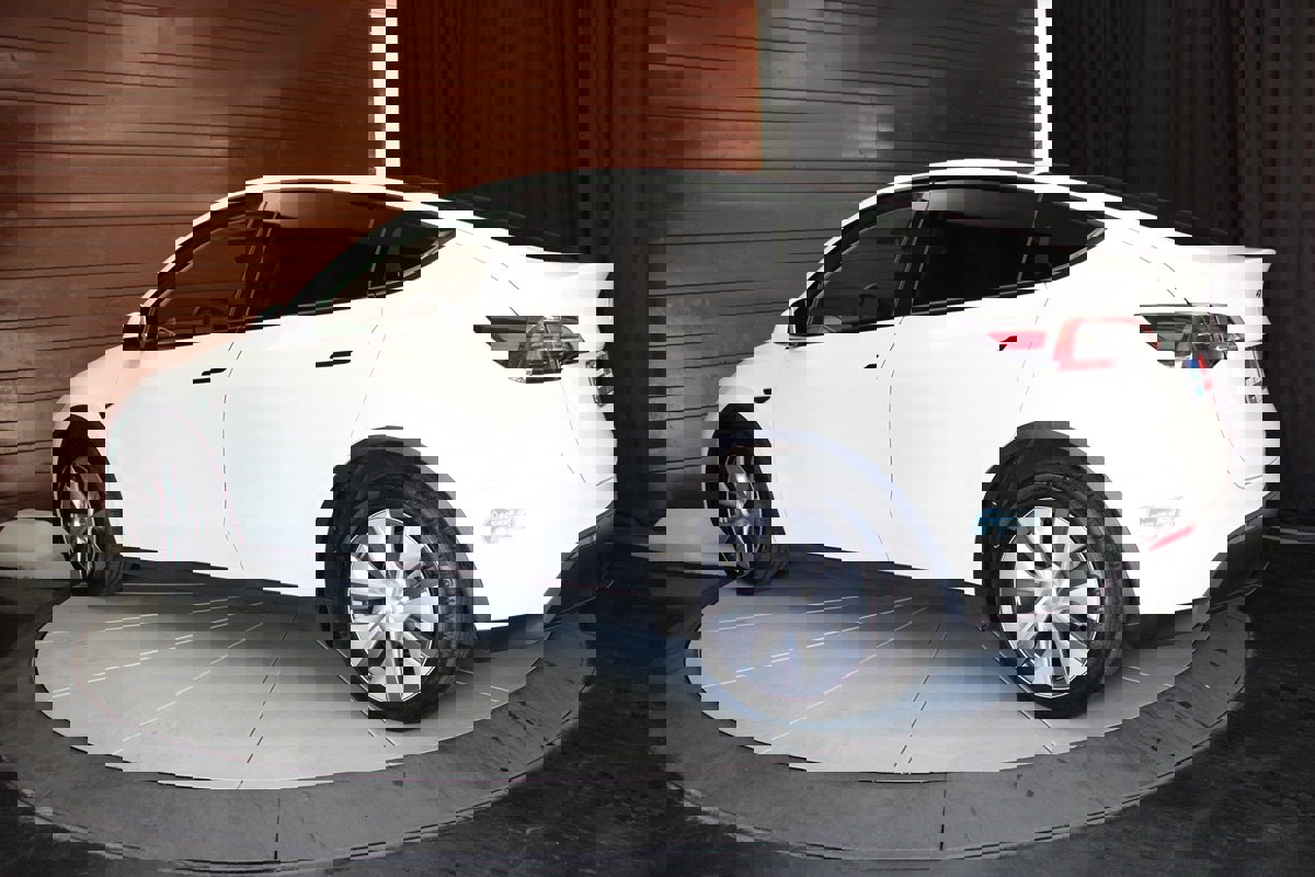 Used 2021 Tesla Model Y Long Range image 9