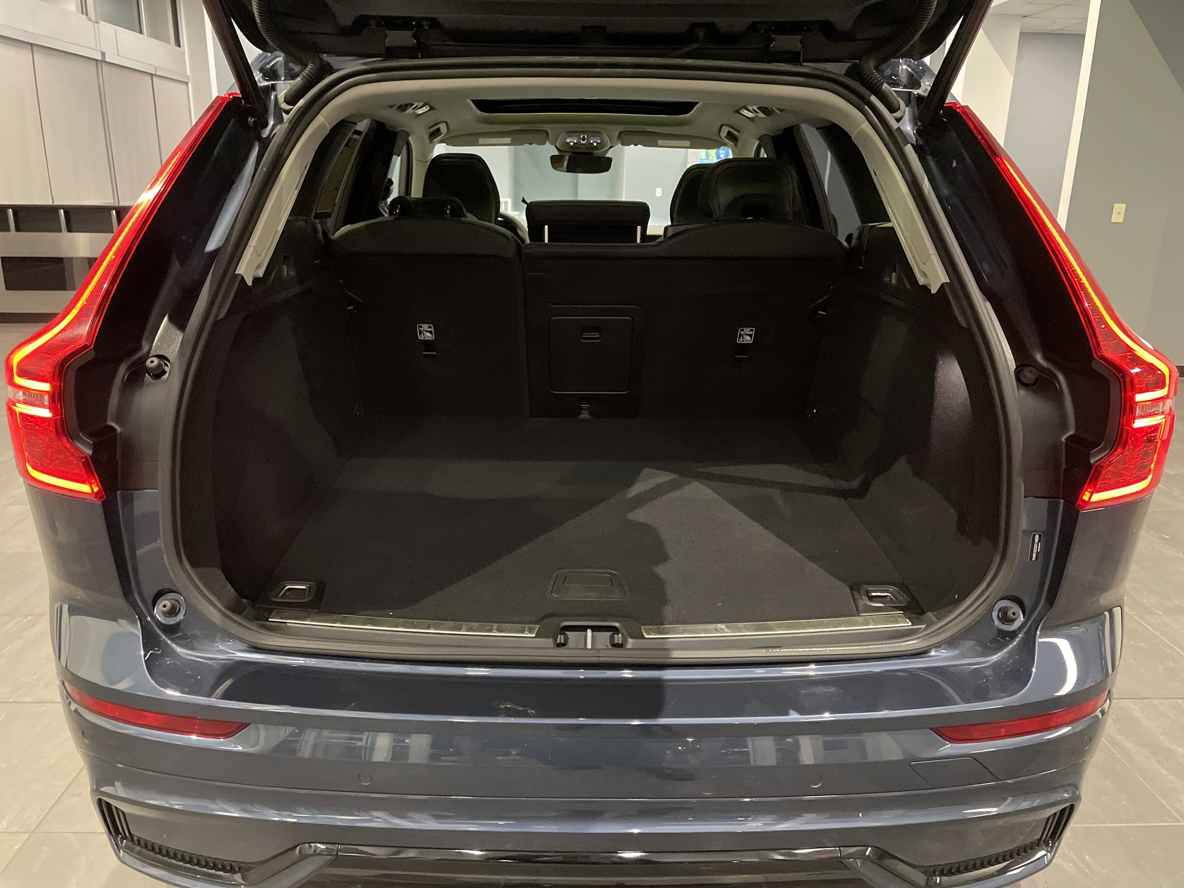 Used 2025 Volvo XC60 B5 Plus image 38