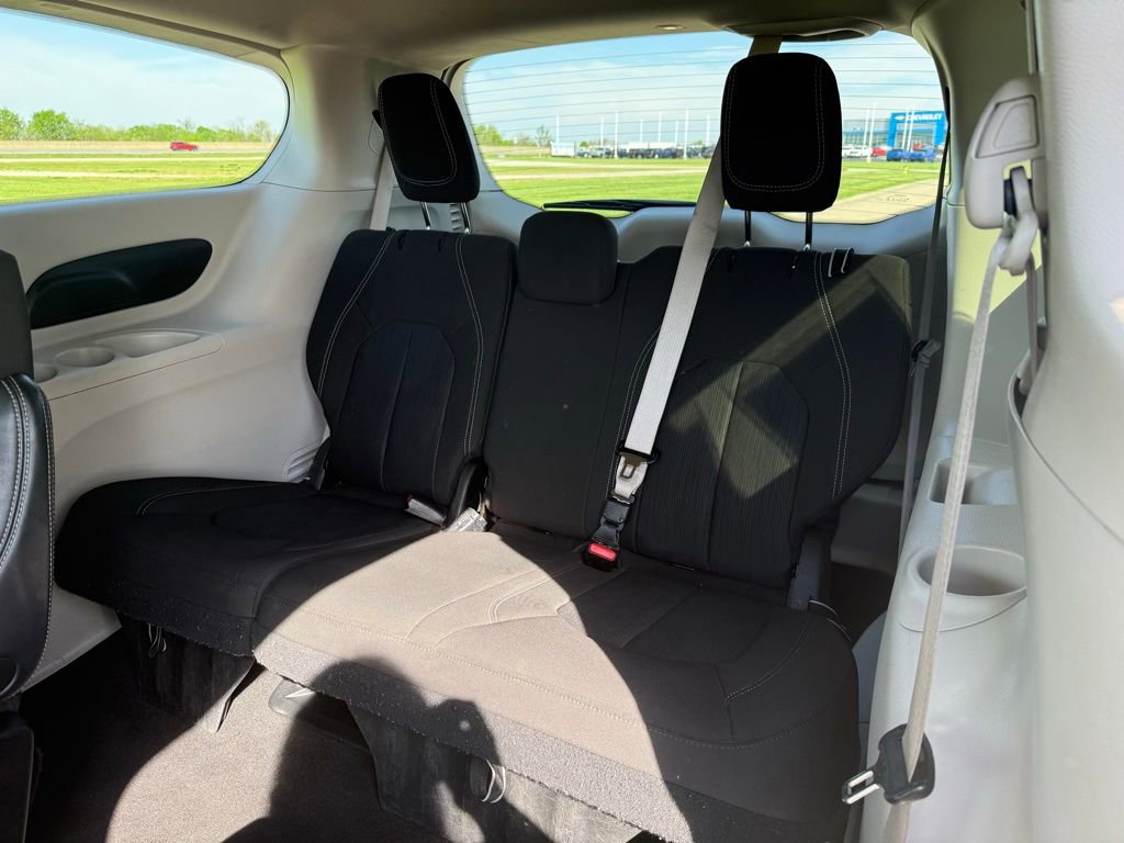 Used 2022 Chrysler Voyager LX FWD image 12