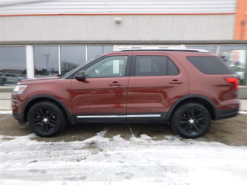 Used 2018 Ford Explorer XLT image 2