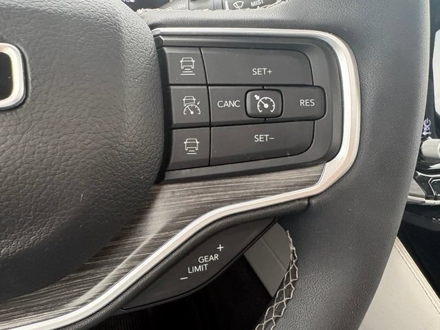 Used 2024 Jeep Wagoneer L Series III w/ Premium Group I AWD/4WD image 29