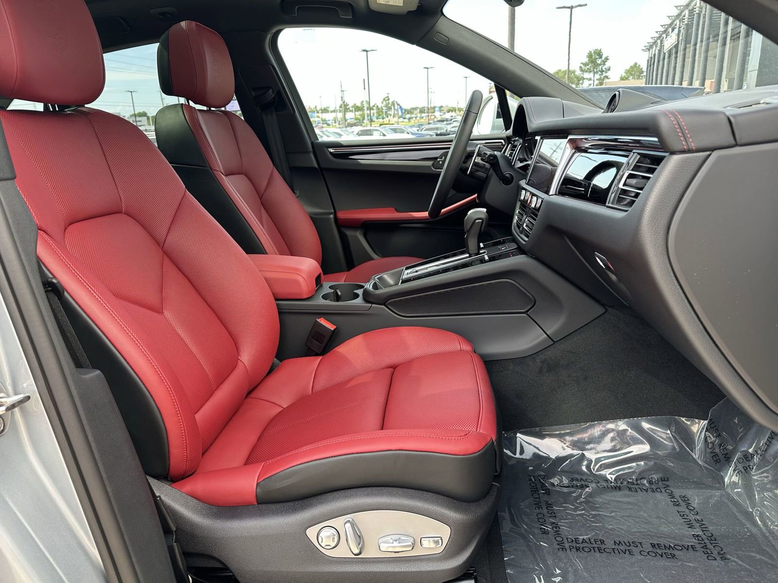 Certified 2025 Porsche Macan AWD/4WD image 18