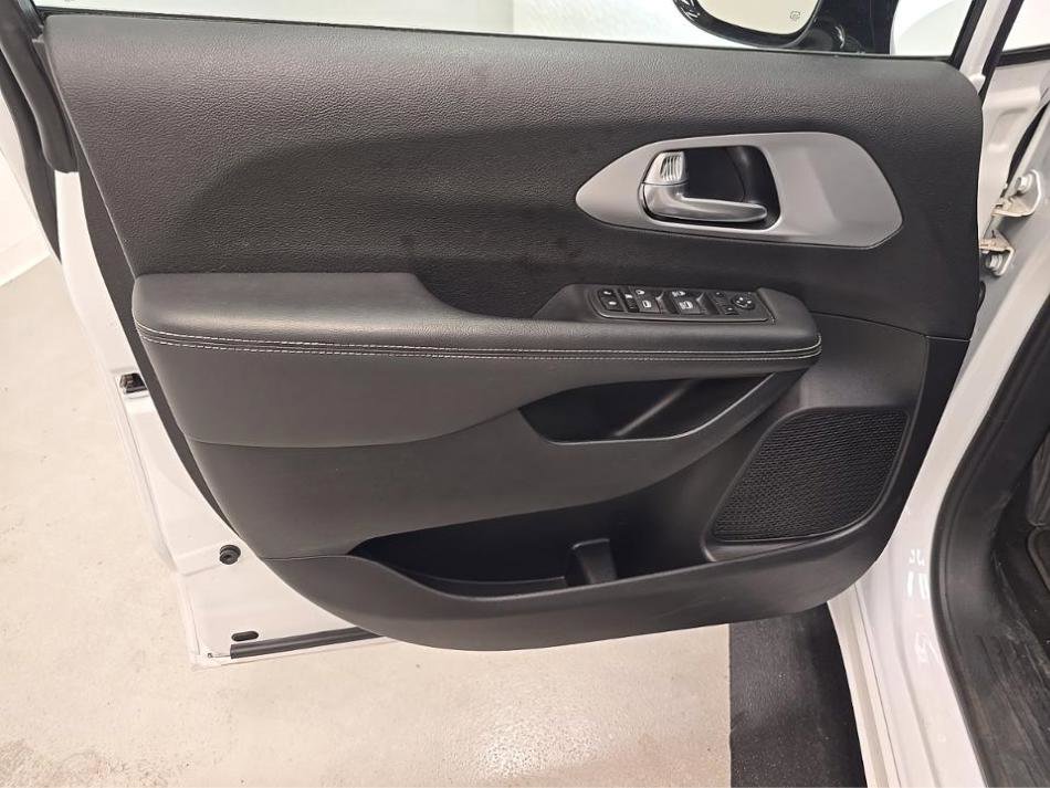Used 2024 Chrysler Pacifica Touring FWD image 11