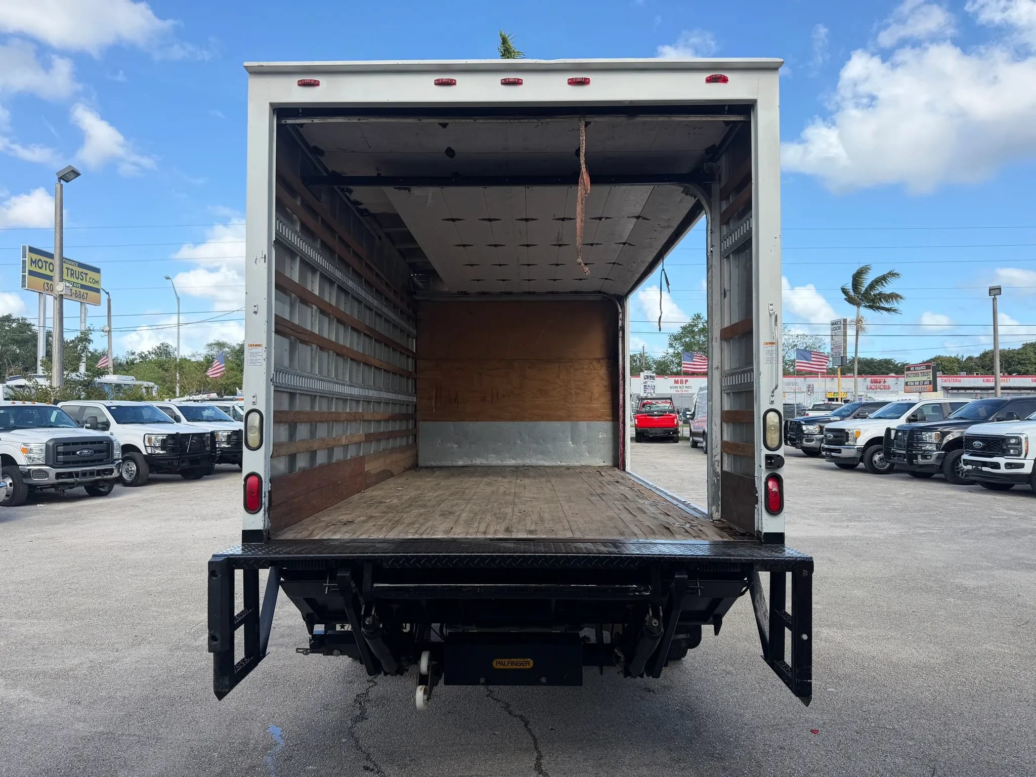 Used 2016 RAM 5500 Tradesman w/ Ambulance Prep Group RWD image 9