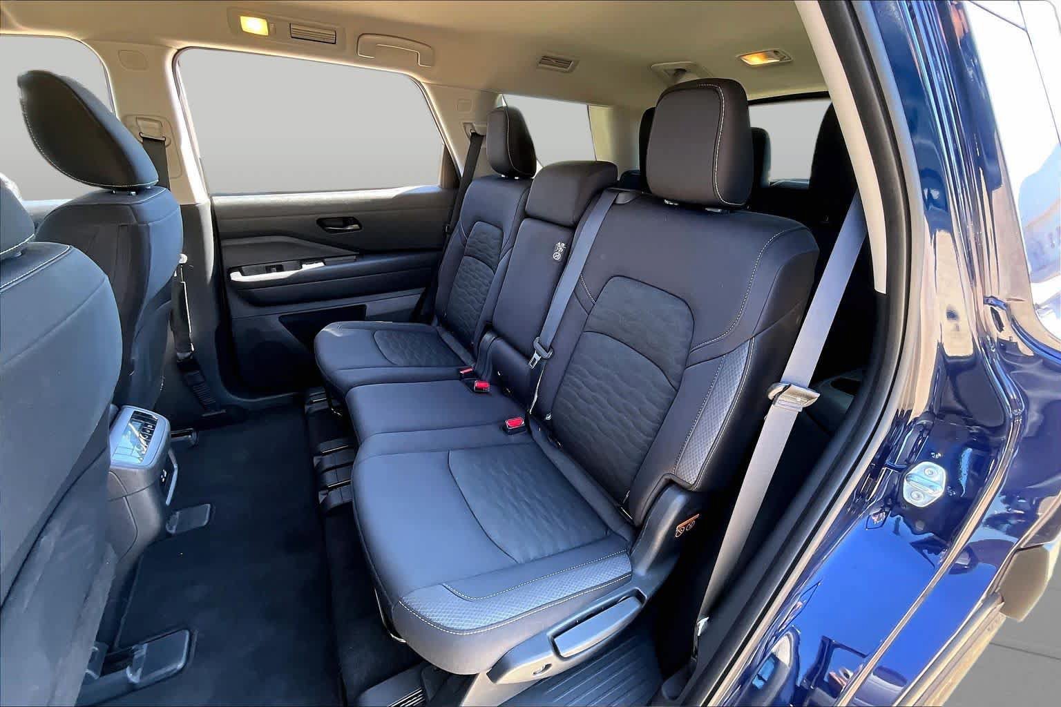 Used 2025 Nissan Pathfinder SV AWD/4WD image 17