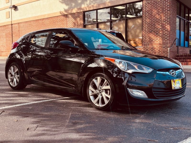 Used 2017 Hyundai Veloster FWD image 1