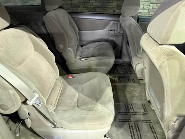 Used 2010 Toyota Sienna LE FWD image 3