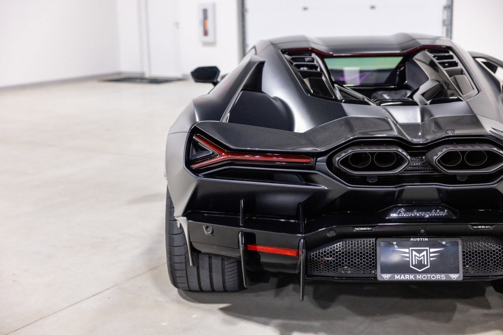 Used 2025 Lamborghini Revuelto image 14