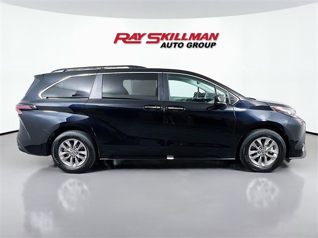 Used 2024 Toyota Sienna XLE image 8