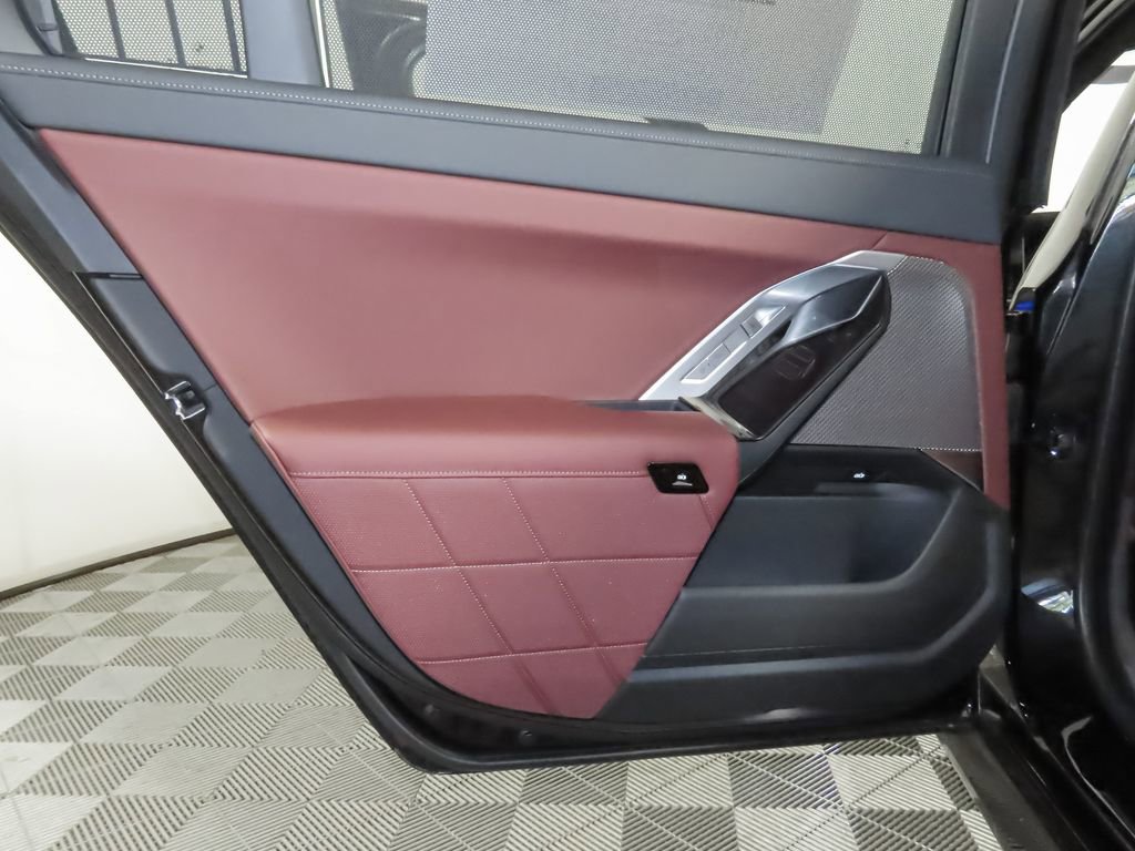 New 2025 BMW 750e xDrive image 28