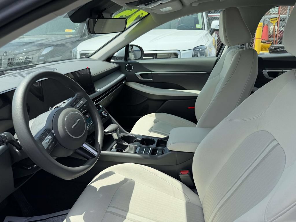 Used 2025 Hyundai Sonata SE FWD image 16