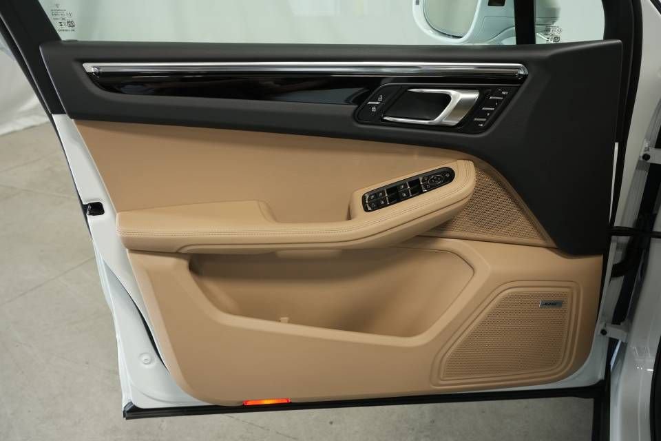 Certified 2025 Porsche Macan AWD/4WD image 25