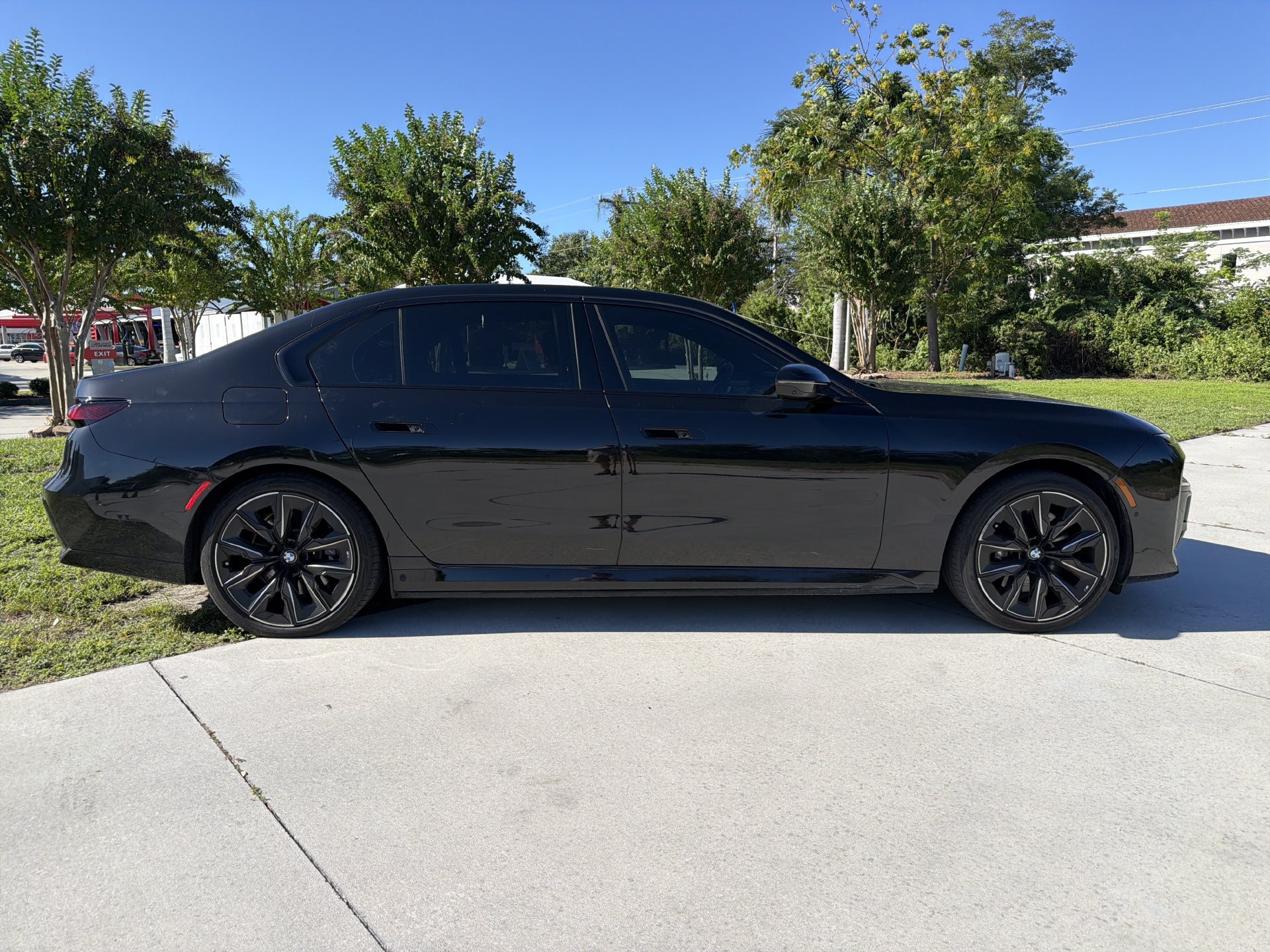 Certified 2024 BMW i7 xDrive60 AWD/4WD image 3